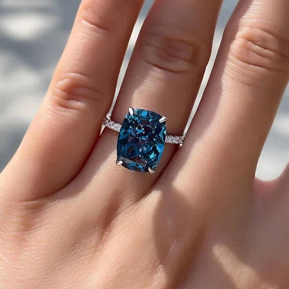 1 PC Glamorous Blue Cubic Zirconia Ring For Women